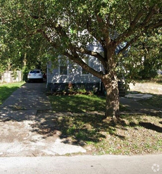 Building Photo - 2237 Oakdale Ave