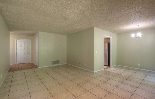 Building Photo - Updated 3 Bed 2 Bath - Broken Arrow