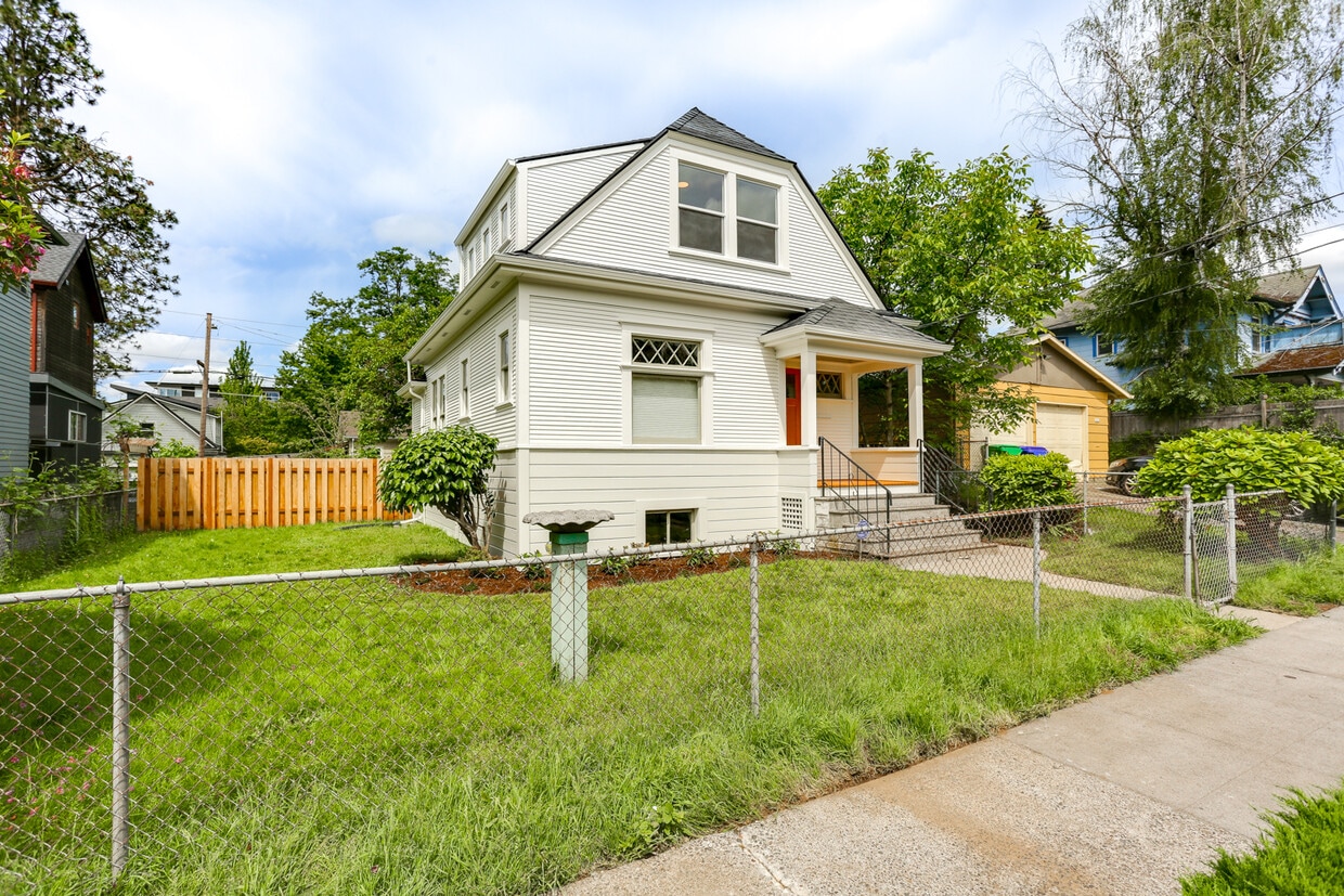 3817 N Borthwick - 3817 N Borthwick Ave