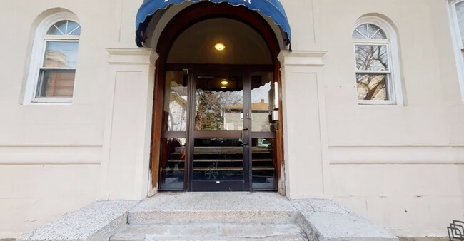 Building Photo - Renovated, luxurious 4bed/2 bath unit with laundry in unit and spacious rooms!