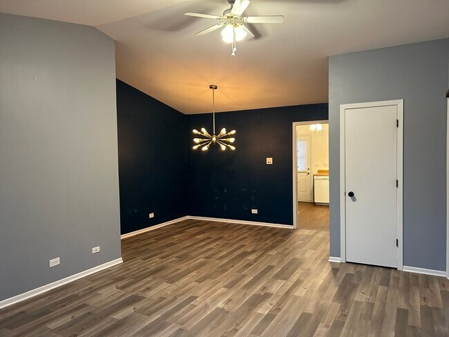 Foto del edificio - 122 E Winchester Rd