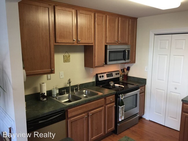 Building Photo - 2 br, 2.5 bath House - 8535 Tidewater Dr #C