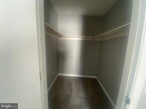 Building Photo - 880 W Oak St