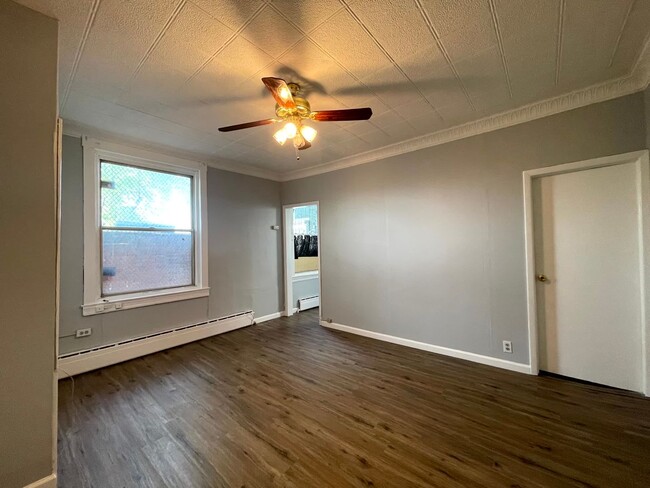 Building Photo - Bright Strawberry Mansion Apartment Close ...