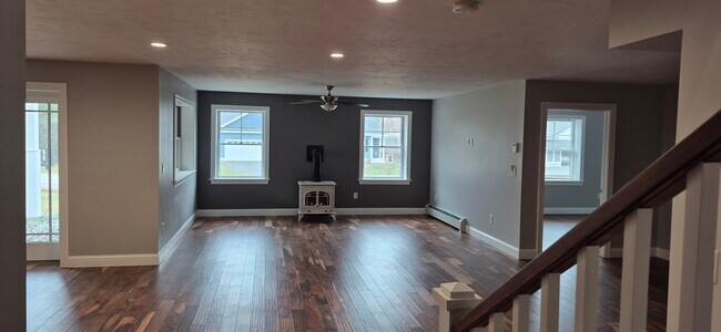 Foto del edificio - 61 Laconia Rd