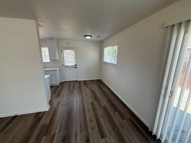 Foto del edificio - Updated Property with Large Front & Backyard