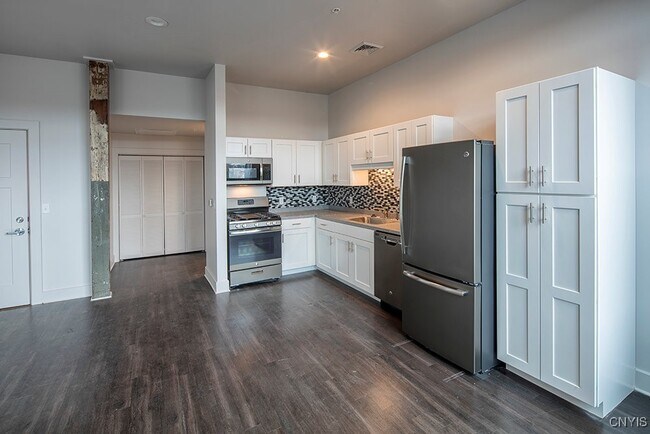 Building Photo - 800 N Clinton St