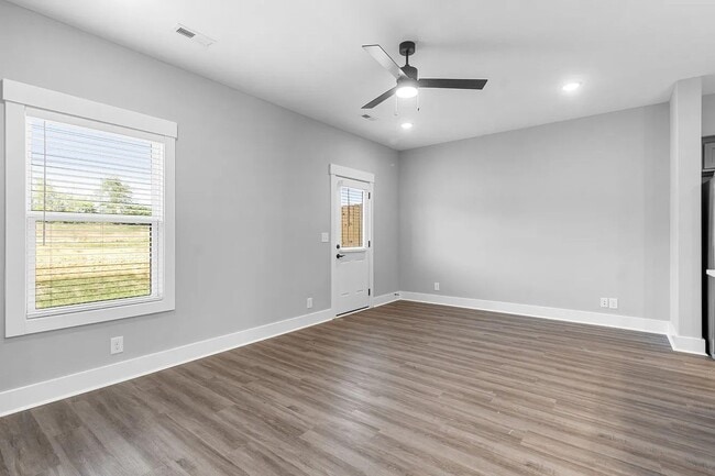 Building Photo - Newer End-Unit Townhome in Gated 11 South Community