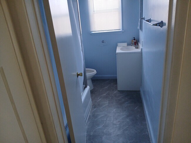 bathroom - 3316 W 77th St