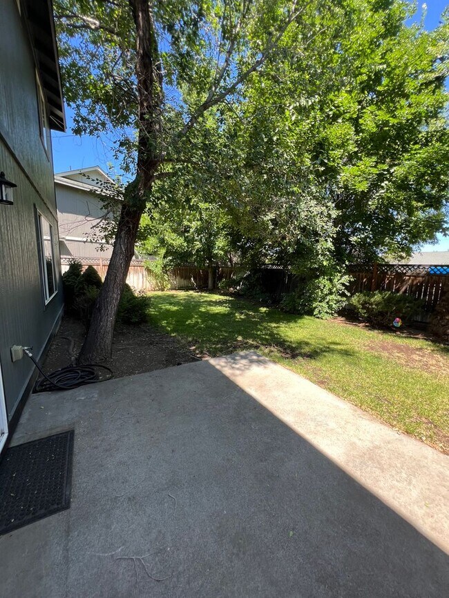 Building Photo - Updated Duplex in NW Redmond