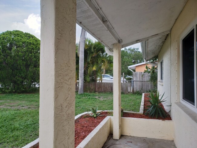 Foto del edificio - 820 Pineland Ave