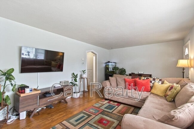 Building Photo - 1117 E 33rd Ave