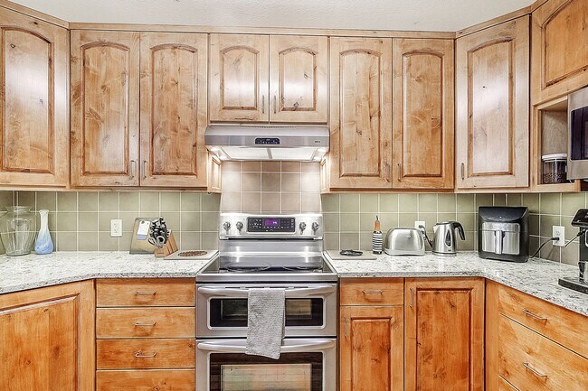 Foto del edificio - Furnished! Updated 3bed/3bath! 1 car garage! Heat included! Flexible lease terms!