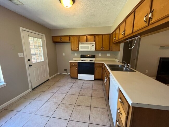 Building Photo - Renovated 3 Bedroom 2 Bath Home for Rent!!