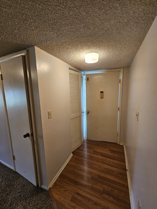 Foto del edificio - 593 Midway Dr
