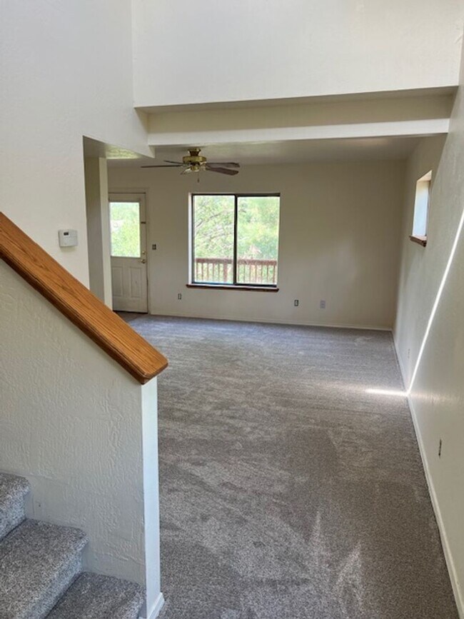 Foto del edificio - Newly Remodeled Townhome on Pine Cliff Drive