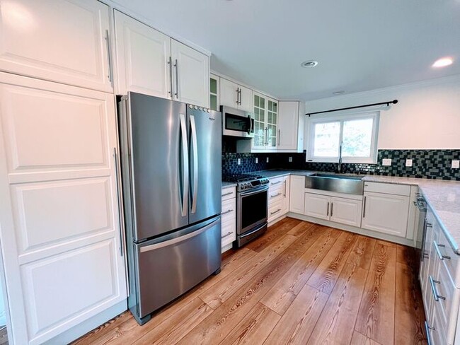 Building Photo - 3 Bed / 2 .5 Bath Home with Private Yard i...