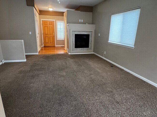 Desde el comedor hacia la chimenea y la entrada. - 5021 Mountain Man Ln