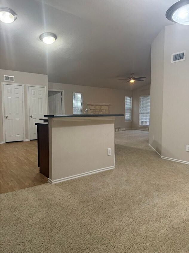 Foto principal - 2 BD with Garage - Dog Park - Resort Pool ...