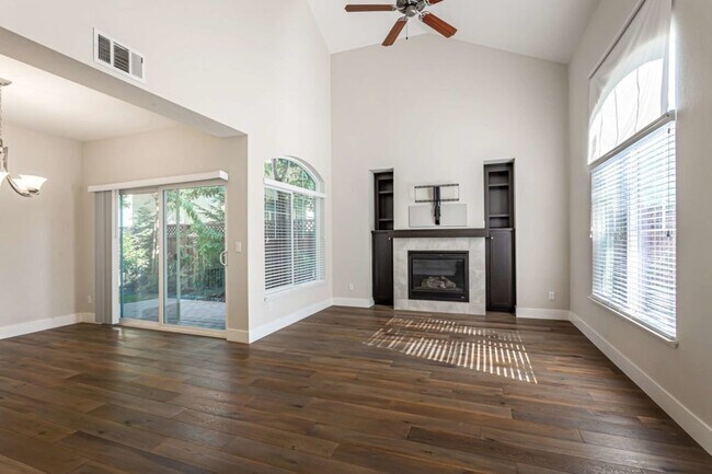 Foto del edificio - 3033 Homestead Rd