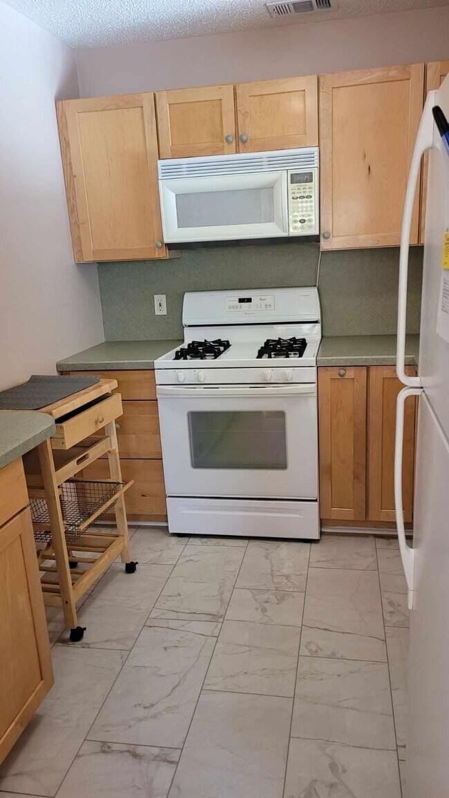 1911 Bayhead Dr Unit 1911, Parlin, NJ 08859 Condo for Rent in Parlin