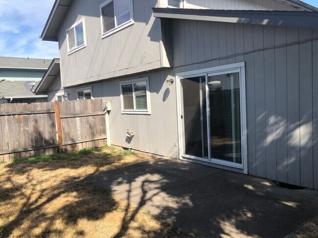 Building Photo - Updated 2 bedroom 1.5 bathroom duplex!