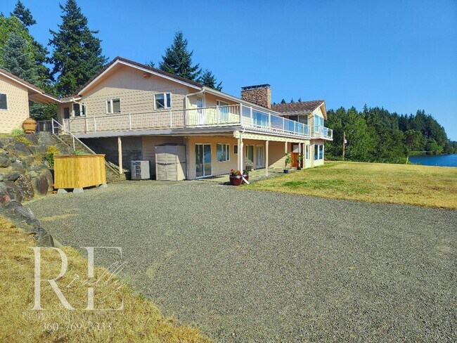 Foto del edificio - Waterfront Views & Peaceful Living – 2BR w...