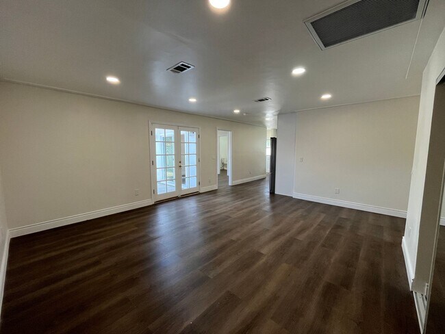 Foto del edificio - Upgraded West Hills 3+2, READY FOR MOVE-IN!