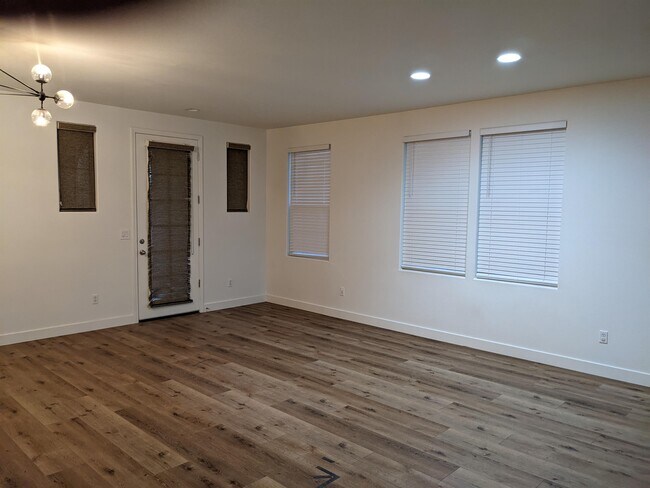 Building Photo - 220 Candela Cir