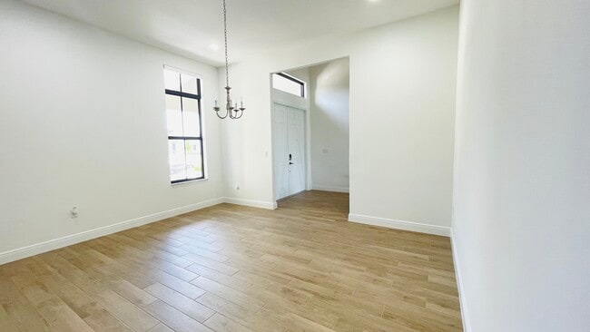 Building Photo - 4885 Corrado Ave