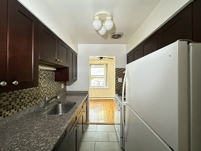 Foto del edificio - 3710 N Pine Grove Ave