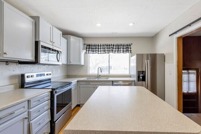 Foto del edificio - Charming 3 Bedroom Bungalow in West Valley