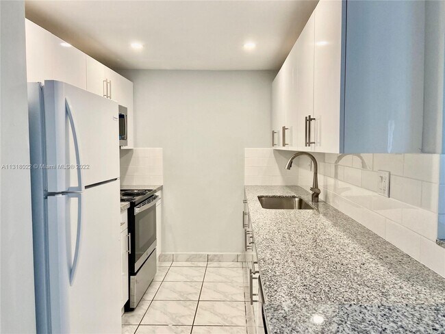Building Photo - 9354 SW 77th Ave