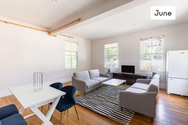 Building Photo - ROOM ONLY in 6-bed/3.0-bath Home