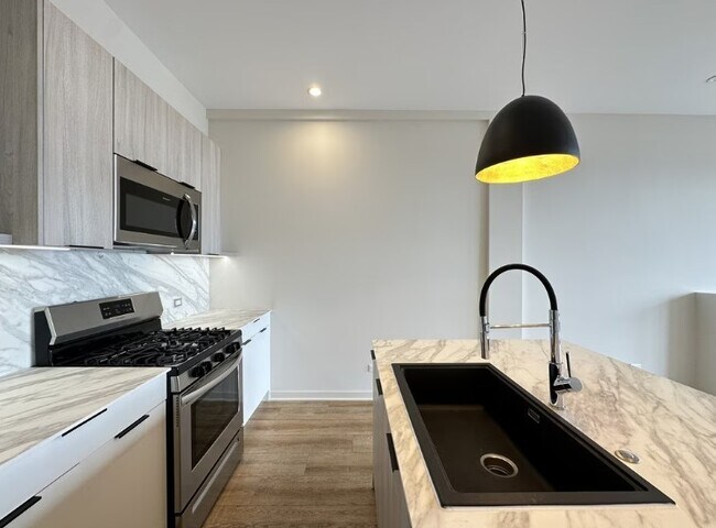 Foto del edificio - 6340 W Belmont Ave