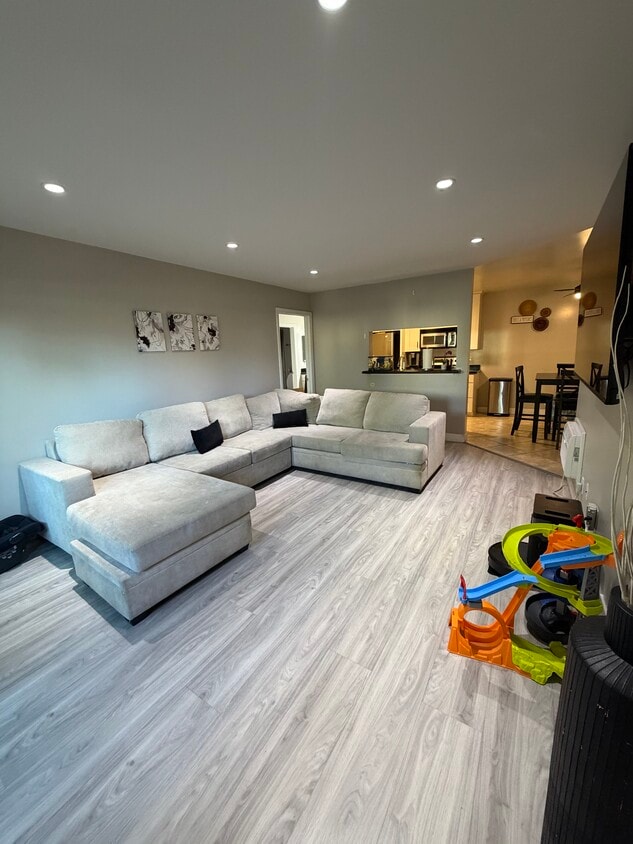 Foto principal - 1345 Cabrillo Park Dr