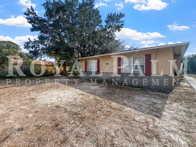 Building Photo - Fort Myers 1BR/1BA Freshly Renovated on First St! Cozy, Clean, and Finally Affordable.