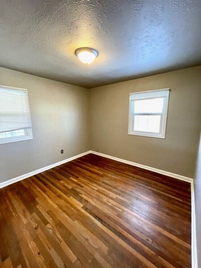 Foto del edificio - Charming home in Downtown Redmond with huge fenced yard and lots of storage!
