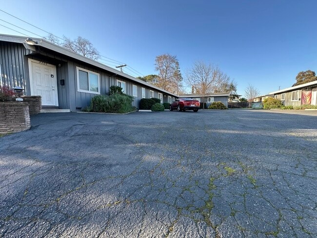 Building Photo - Charming cottage style unit located in Sacramento!