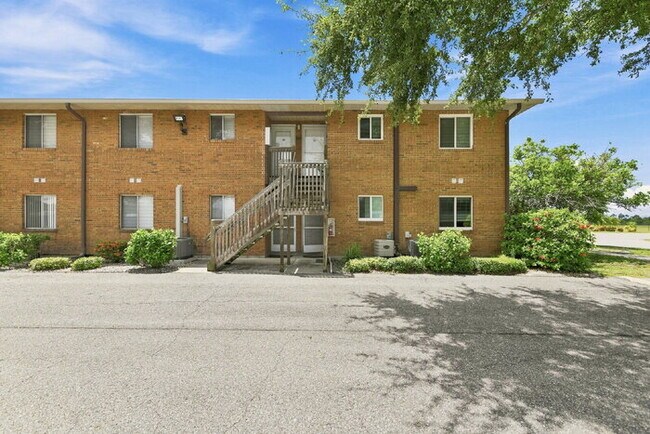 Foto del edificio - Charming 2-Bed Condo Retreat with Granite Touches in Sunny Venice!