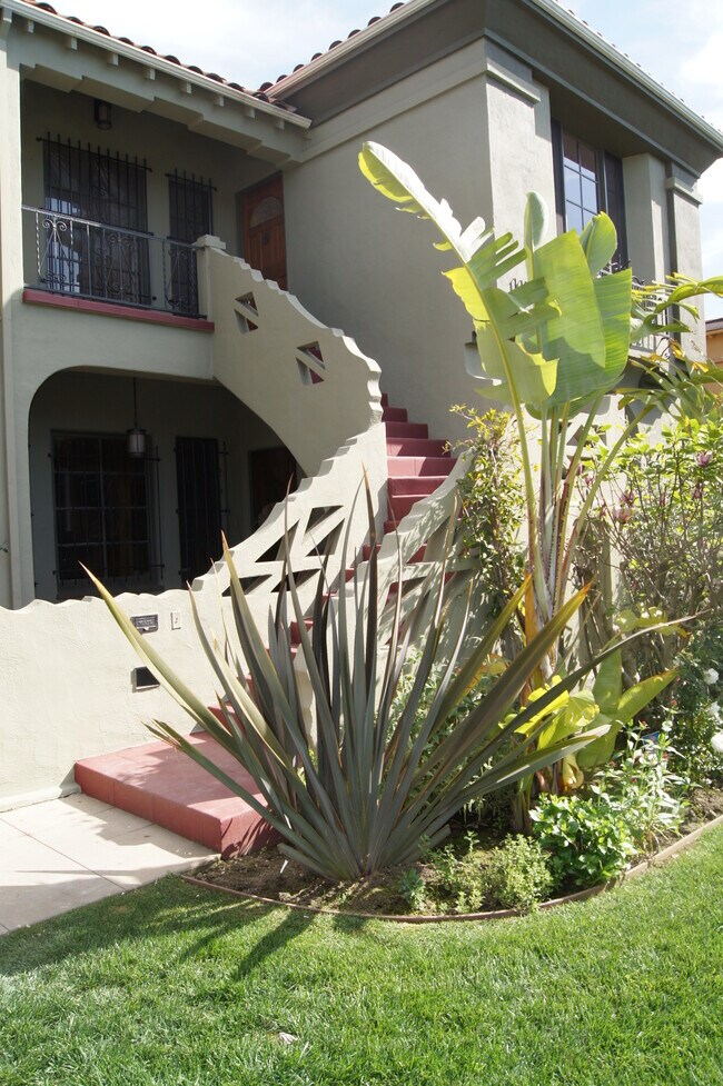 Building Photo - 1158 S Hayworth Ave