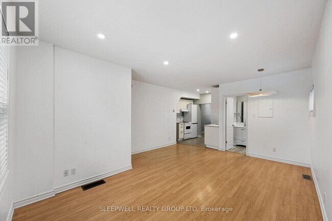 Building Photo - 33 Pinhey St