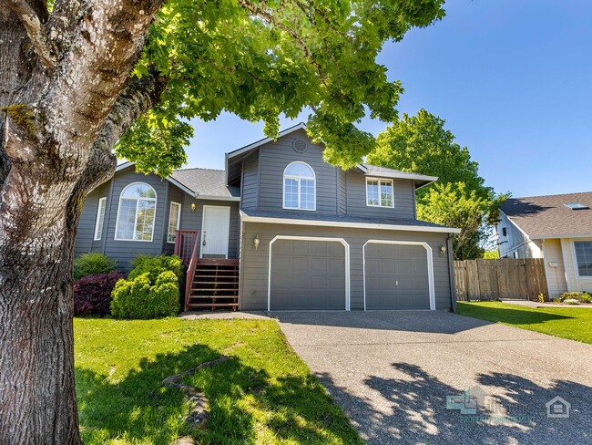 Building Photo - Stunning 3 bedroom 3 bathroom Home