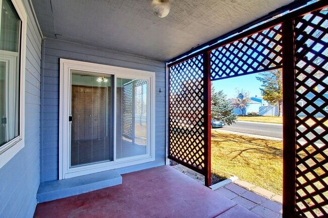 Building Photo - 2 Bed 1 Bath Apartment in Well Maintained Neighborhood!
