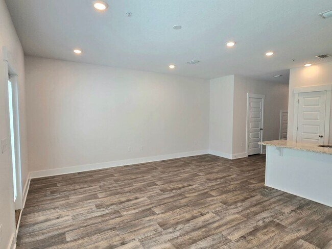 Building Photo - Stunning Townhome – Prime Pensacola Location