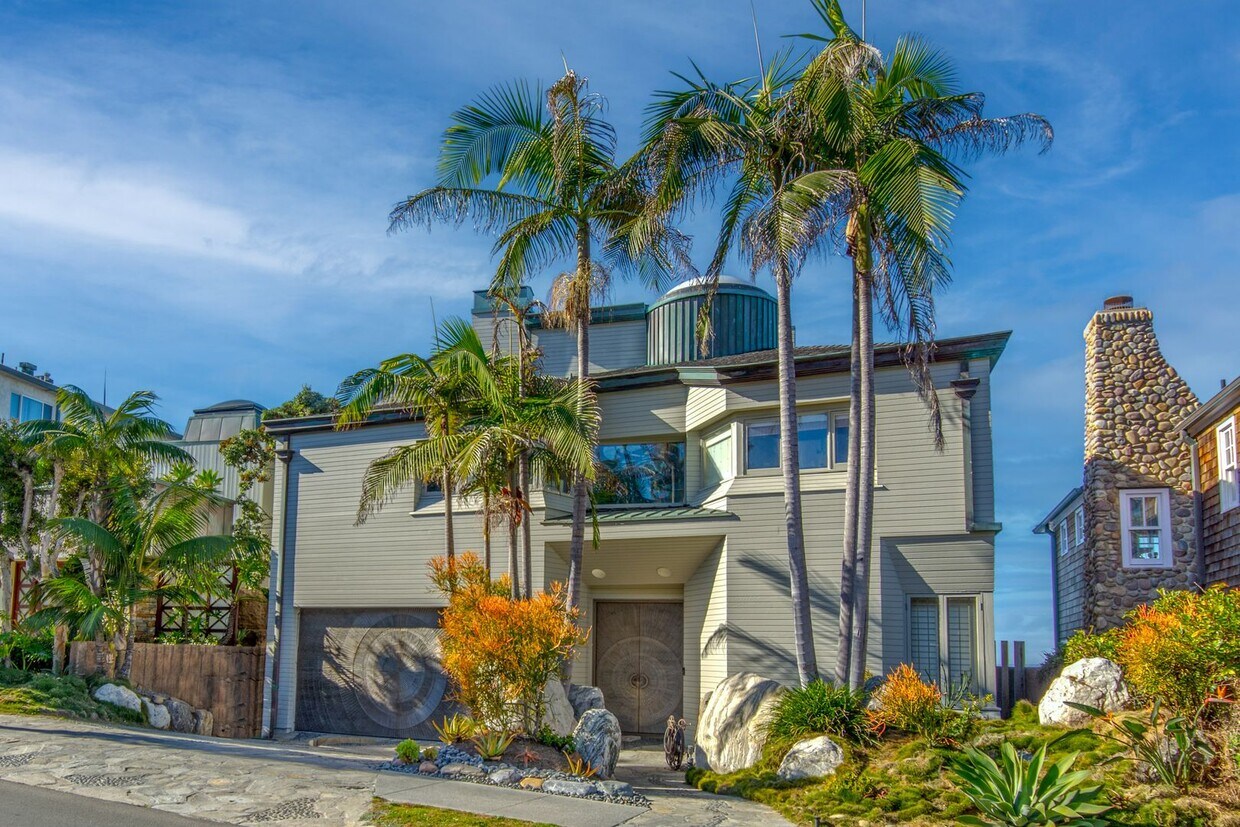 Primary Photo - Extraordinary 5-Bed / 5-Bath Oceanfront Pr...
