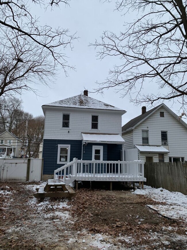 Building Photo - 3 Bedroom Single-Family Home