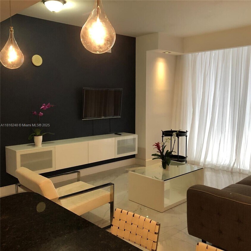 Foto principal - 4100 Salzedo St