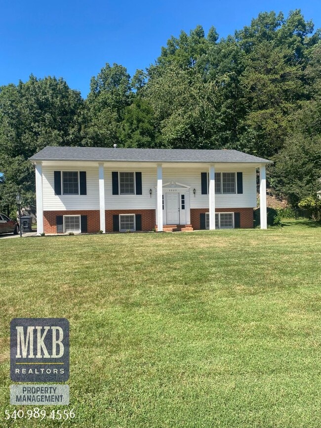 Building Photo - 4 Bedrooms, 2.5 Baths, Split Foyer, Locate...
