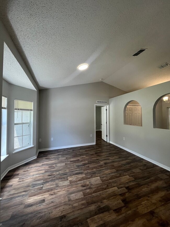 Building Photo - Spacious 4 Bedroom Home in Pine Grove!